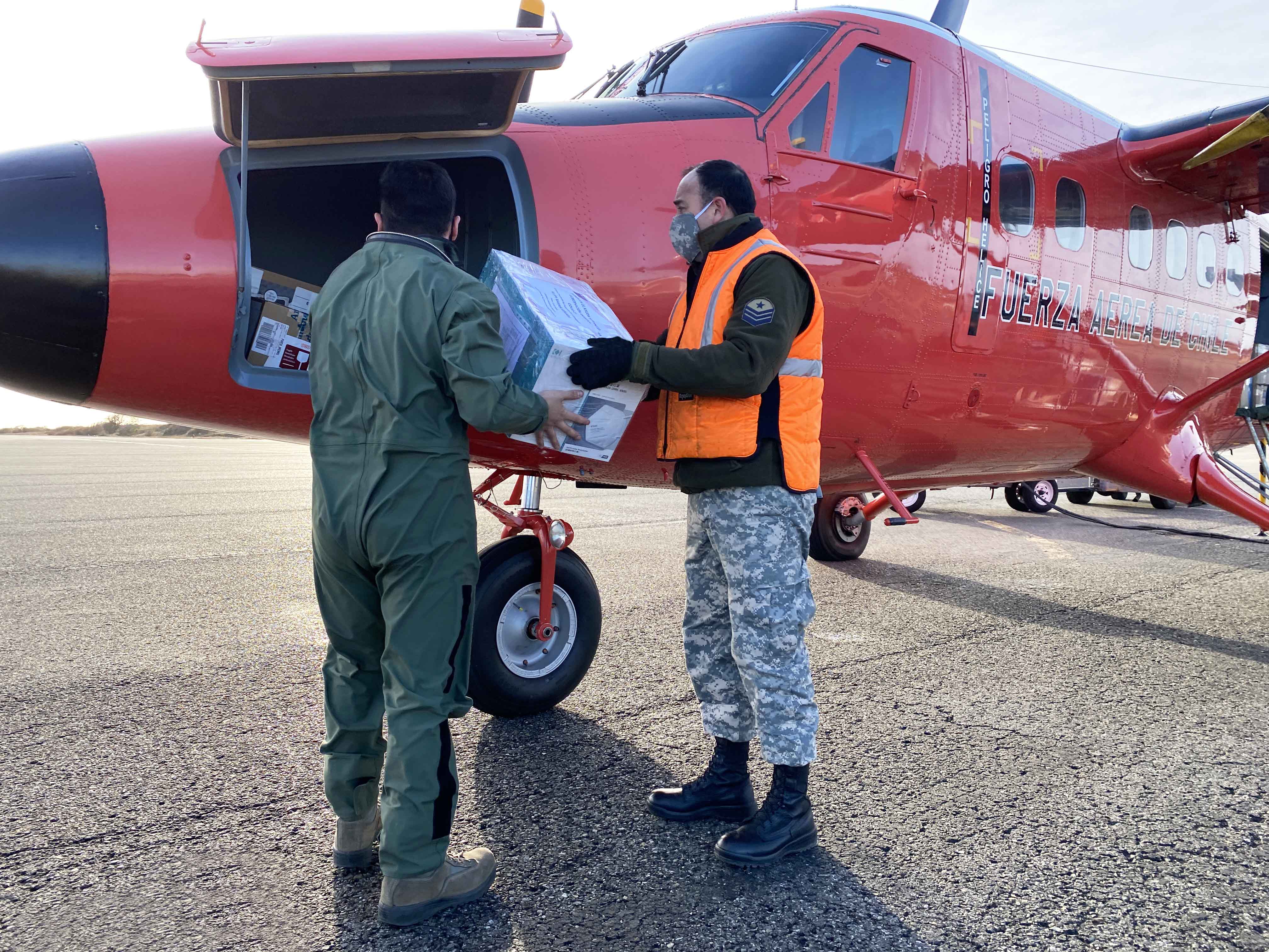 FACH traslada insumos y equipamiento médico a Puerto Williams: carga incluye además medicamentos para pacientes crónicos de dicha ciudad