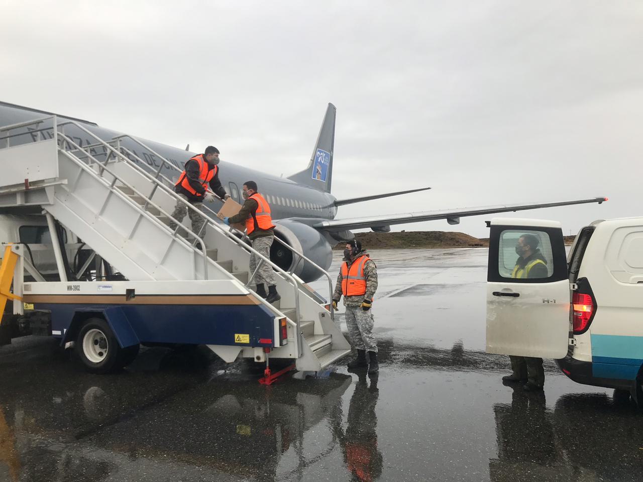 FACH trasladó carga sanitaria a las comunas rurales de la región de Magallanes