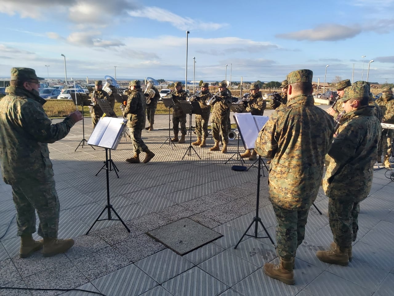 Banda instrumental de la V División realiza homenaje al Día Internacional de las Enfermeras en el Hospital Clínico