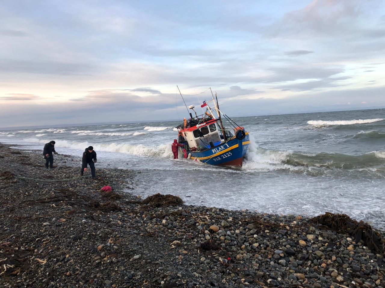 Rescate de tripulantes de lancha pesquera se realizó en Bahía Inútil, Tierra del Fuego