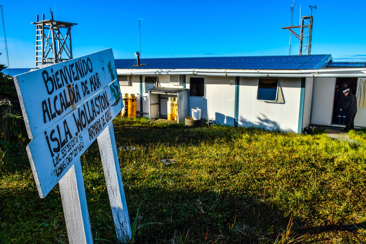 Autoridades visitan vía helicóptero las alcaldías de mar y sobrevuelan lugares deshabitados de la Provincia Antártica Chilena
