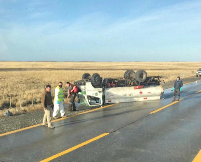 Camión con carga de combustible volcó en la Ruta 9