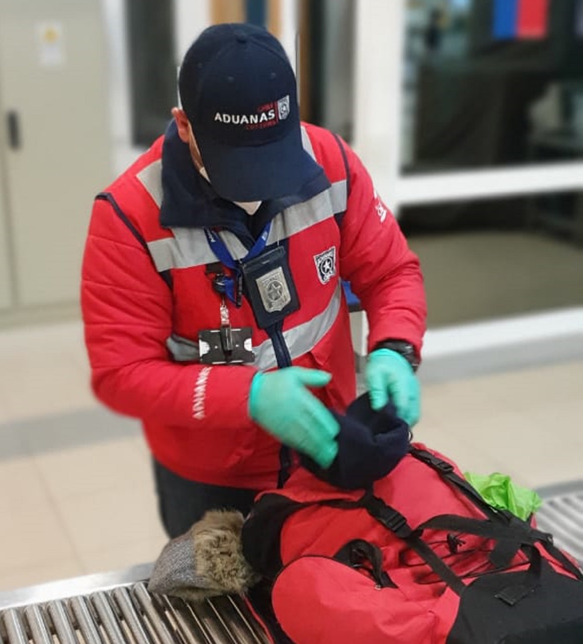 Fiscalizadores de Aduanas detectan marihuana y contrabando de cigarrillos: procedimientos realizados en Aeropuerto de Punta Arenas y paso fronterizo San Sebastián