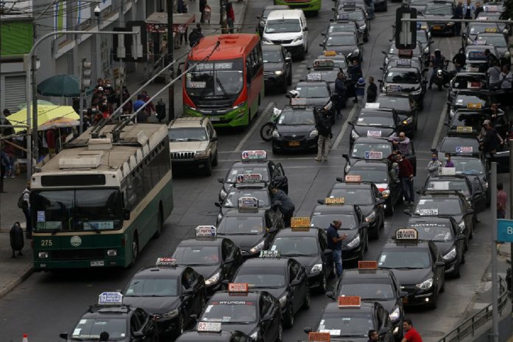 Colectiveros y transportistas escolares reclaman solución a sus urgentes demandas, que les permitan mantener sus familias y poder reactivar su actividad