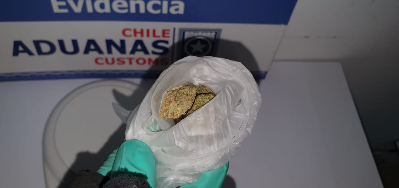 Aduana sorprende en Punta Arenas a tres pasajeros de avión con droga oculta entre sus ropas
