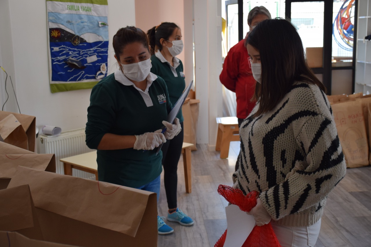 En Puerto Williams JUNAEB entrega más de 140 canastas de alimentos a alumnos en situación de vulnerabilidad