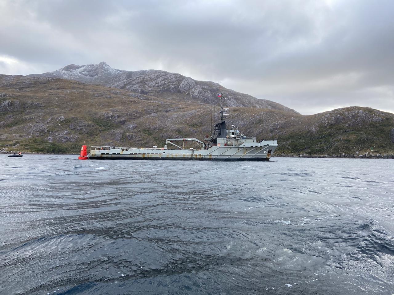 Realizan mantenimiento de la señalización marítima en los canales australes de Magallanes