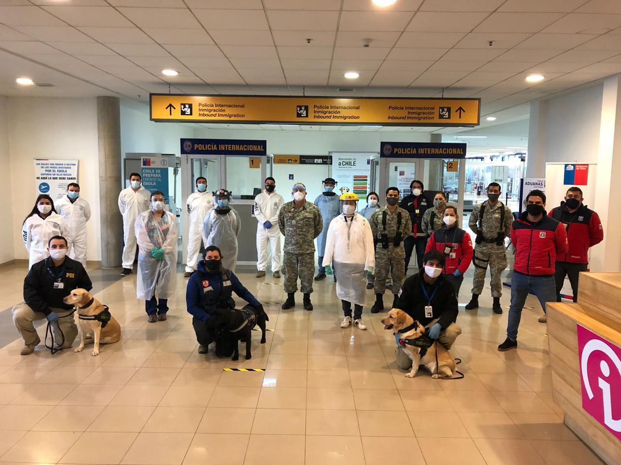 Personal de la IV Brigada Aérea apoya aduana sanitaria en Aeropuerto Internacional de Punta Arenas