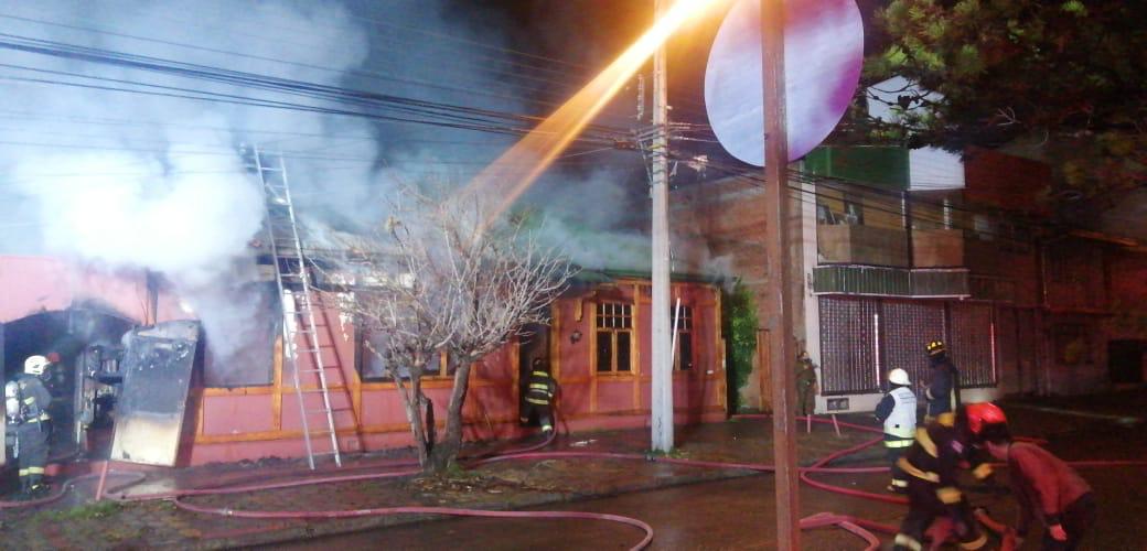 Incendio destruyó esta mañana un restaurante en pleno centro de Punta Arenas