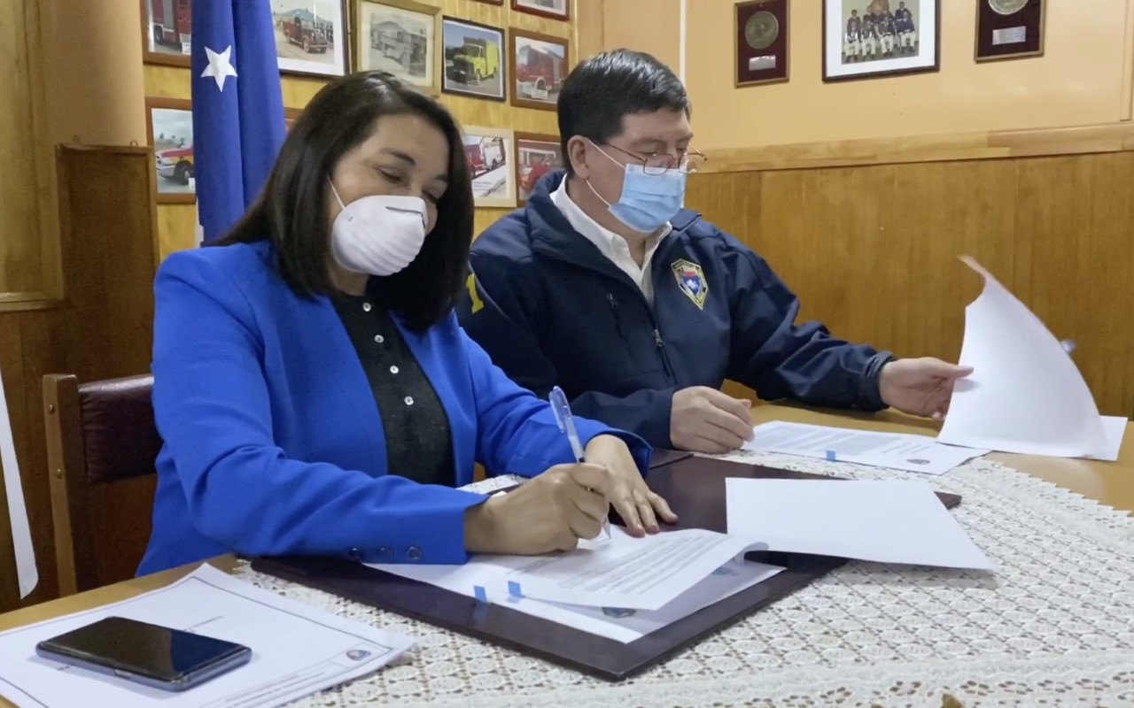 Municipio y Bomberos de Porvenir firman acuerdo que otorga apoyo adicional a voluntarios para tareas asociadas a la pandemia