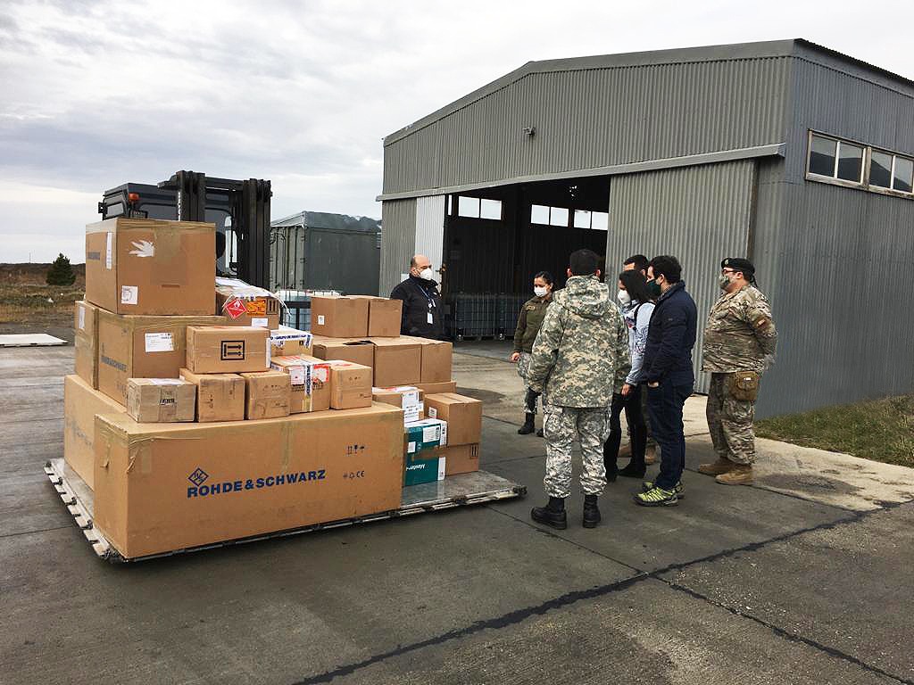 FACH trasladó kits sanitarios en beneficio de familias del campamento Lautaro en Punta Arenas