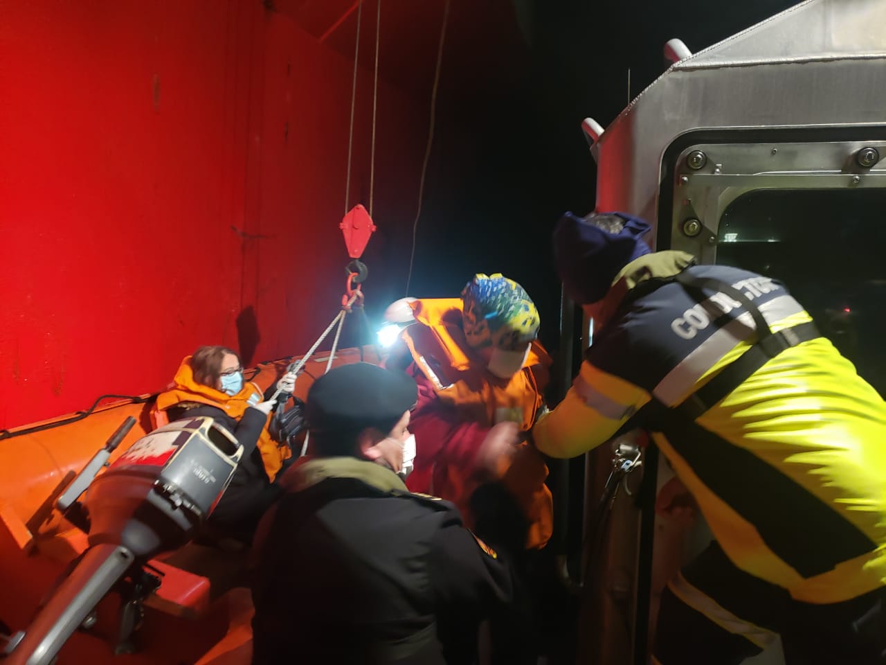 Evacuación médica realizó por la Armada de Chile desde Puerto Edén