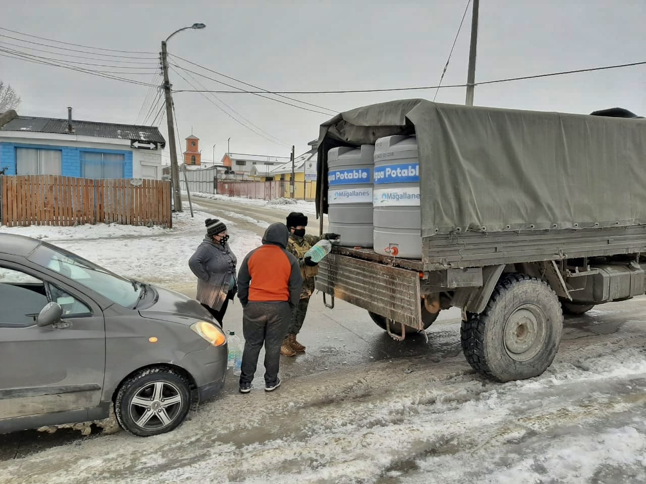 Destacamento Acorazado N 5 «Lanceros» en conjunto con la Municipalidad de Natales realizan entrega de agua potable a familias que se han visto afectadas por las bajas temperaturas