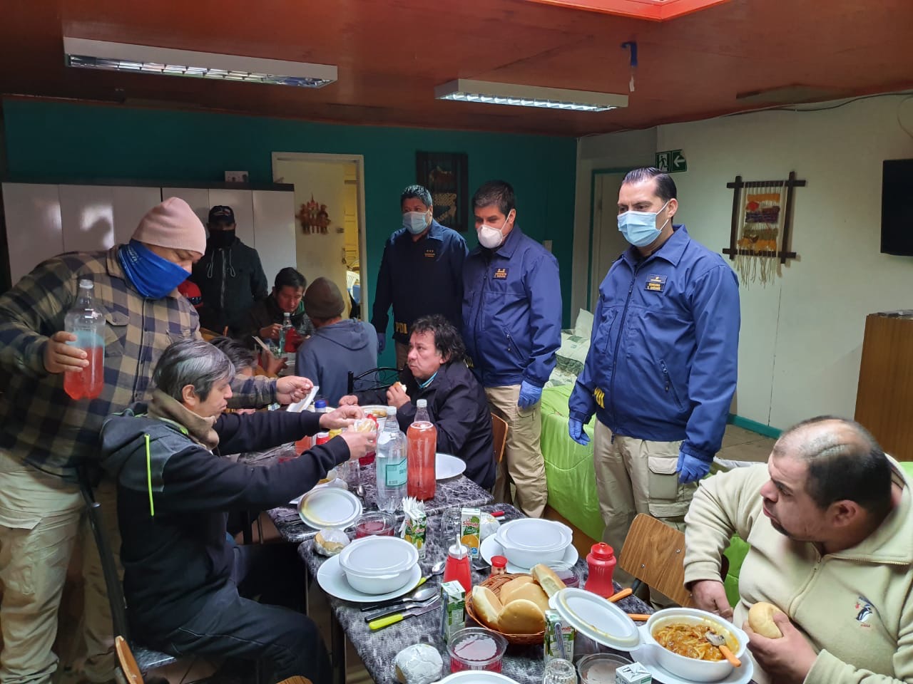 PDI Puerto Natales brindó un almuerzo en albergue de Hogar de Cristo