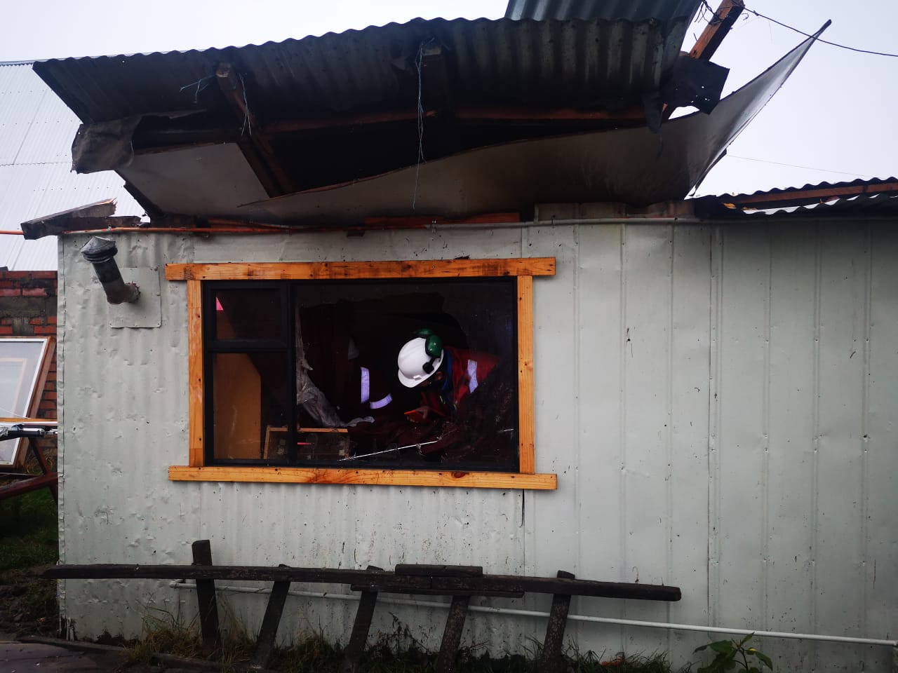 Explosión de gas y amago de incendio causó graves daños en inmueble en Puerto Natales: tres personas lesionadas de gravedad