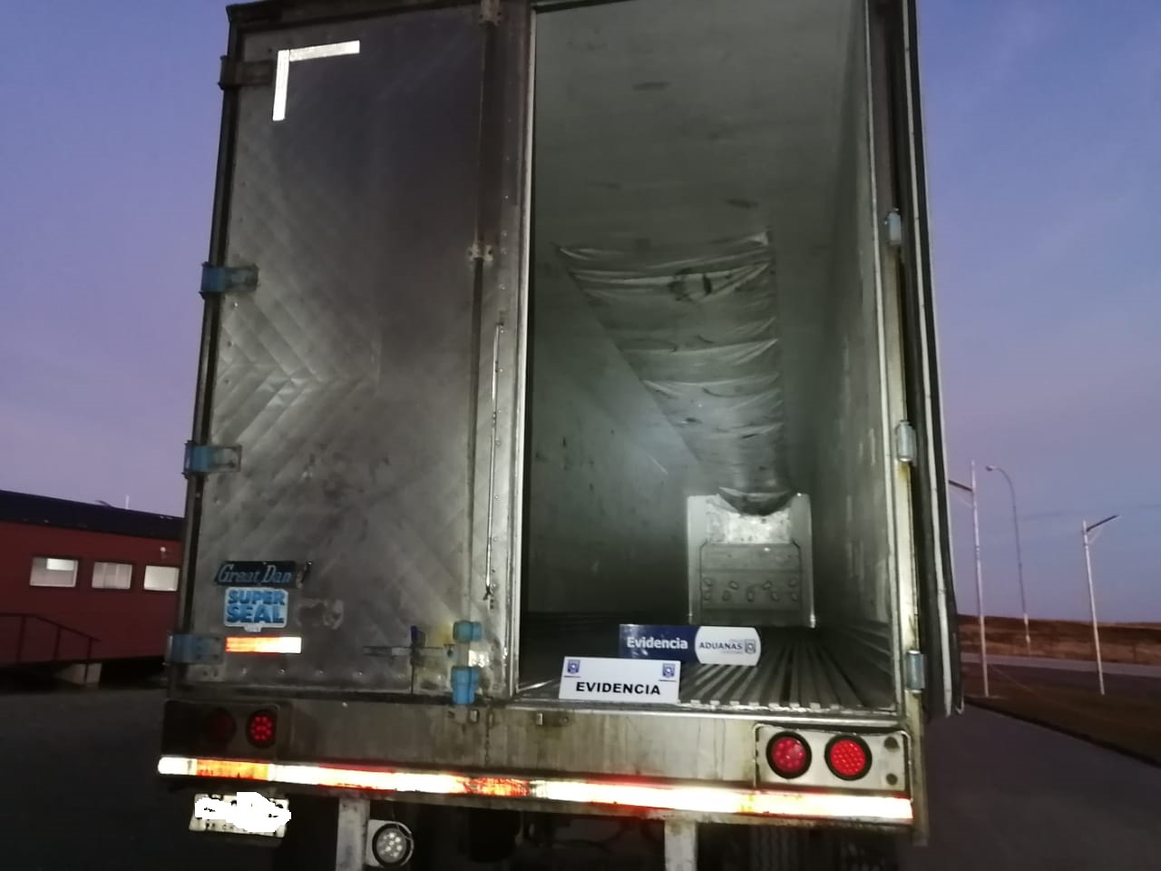 Se investiga camión que salió cargado con bultos de ropa desde Osorno, hizo tránsito por territorio argentino y llegó vacío a Magallanes: procedimiento se realizó en paso fronterizo Monte Aymond