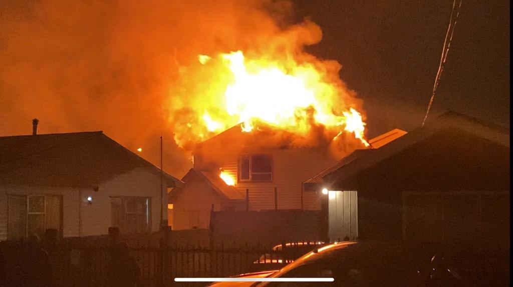 Daños casi totales produjo esta tarde un incendio en población 18 de Septiembre: un segundo siniestro afectó vivienda en Carrera Pinto y Zenteno