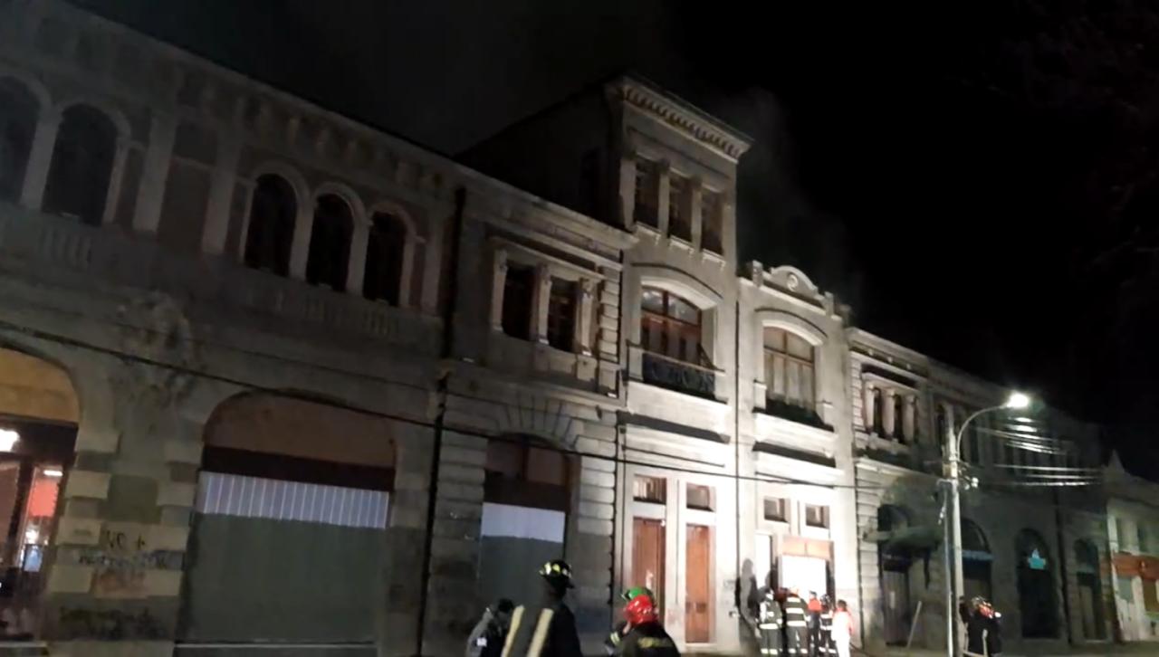 Incendio afectó edificio patrimonial de calle Magallanes y Plaza Muñoz Gamero