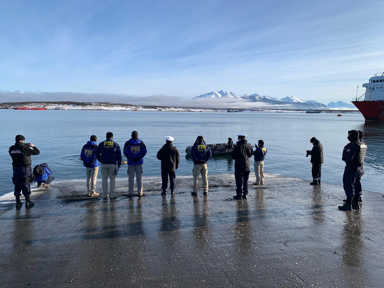 Encuentran a dos personas en el vehículo que se precipitó al fondo del mar en Natales.