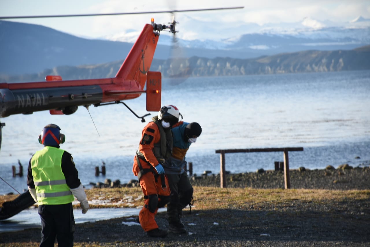 Aeroevacuación de un tripulante de lancha a motor en Canal Beagle