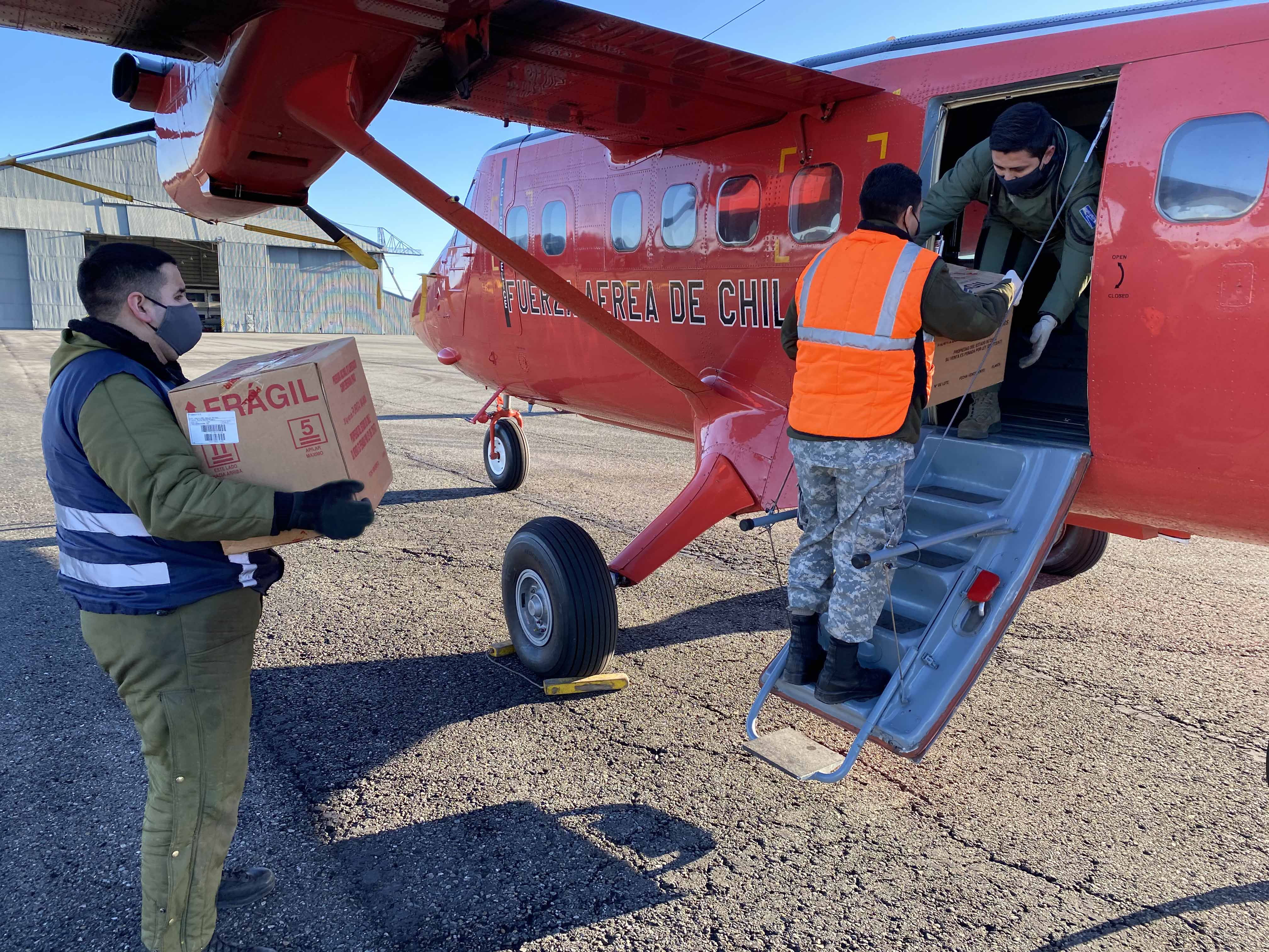IVa Brigada Aérea realizó traslado de pasajeros y ayuda humanitaria a Puerto Williams