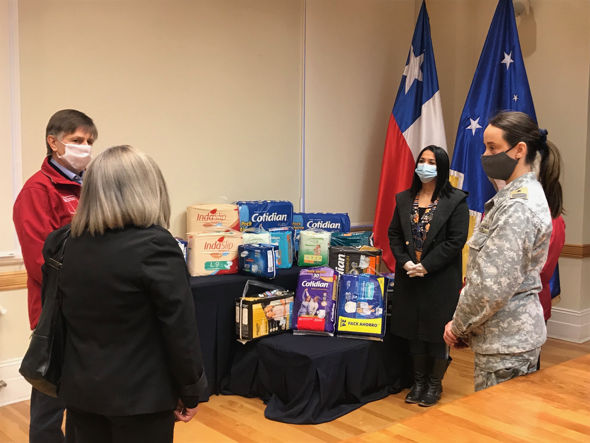 IV Brigada Aérea donó pañales en beneficio de adultos mayores de Punta Arenas
