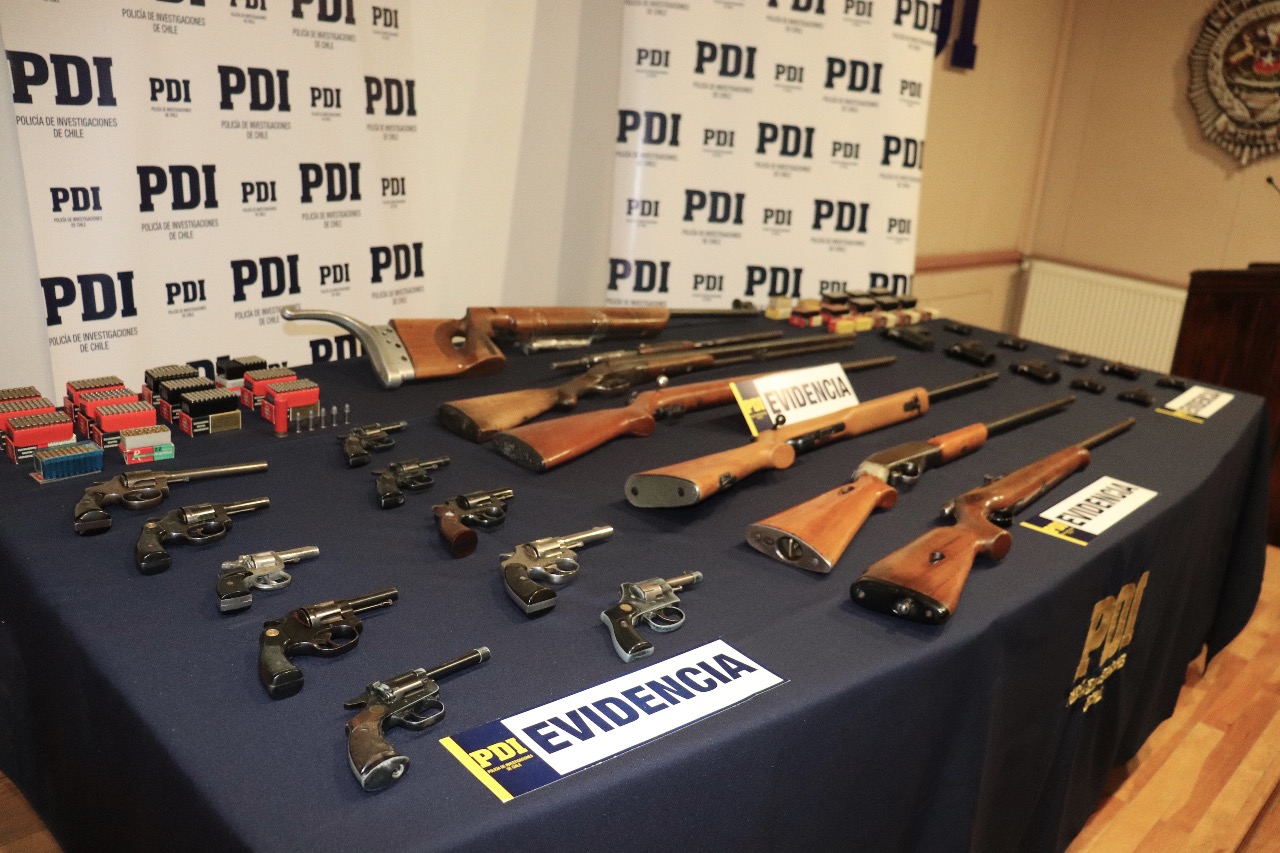 PDI incautó en Punta Arenas 27 armas de fuego y más de 1.500 municiones: entre las especies figuran pistolas, rifles, revólveres, una escopeta y dos municiones de artillería