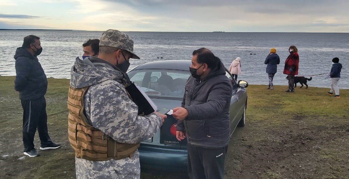Patrullas de la IV Brigada Aérea fiscalizan a visitantes del parque Chabunco en el sector norte de Punta Arenas