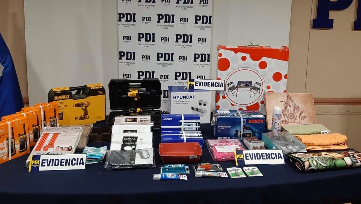 Detectives de la PDI de Punta Arenas detuvieron a dos mujeres por el delito flagrante de hurto, tras sustraer desde una multitienda especies avaluadas en 1 millón 400 mil pesos