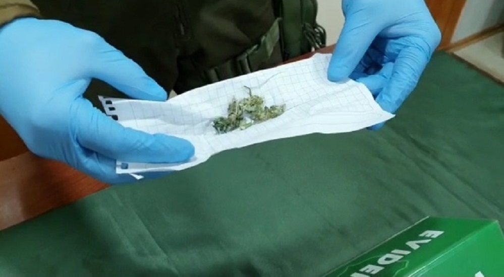 OS7 de Carabineros detiene a dos individuos con 17 gramos de marihuana en Punta Arenas: se incautaron también $ 40.000 en dinero efectivo