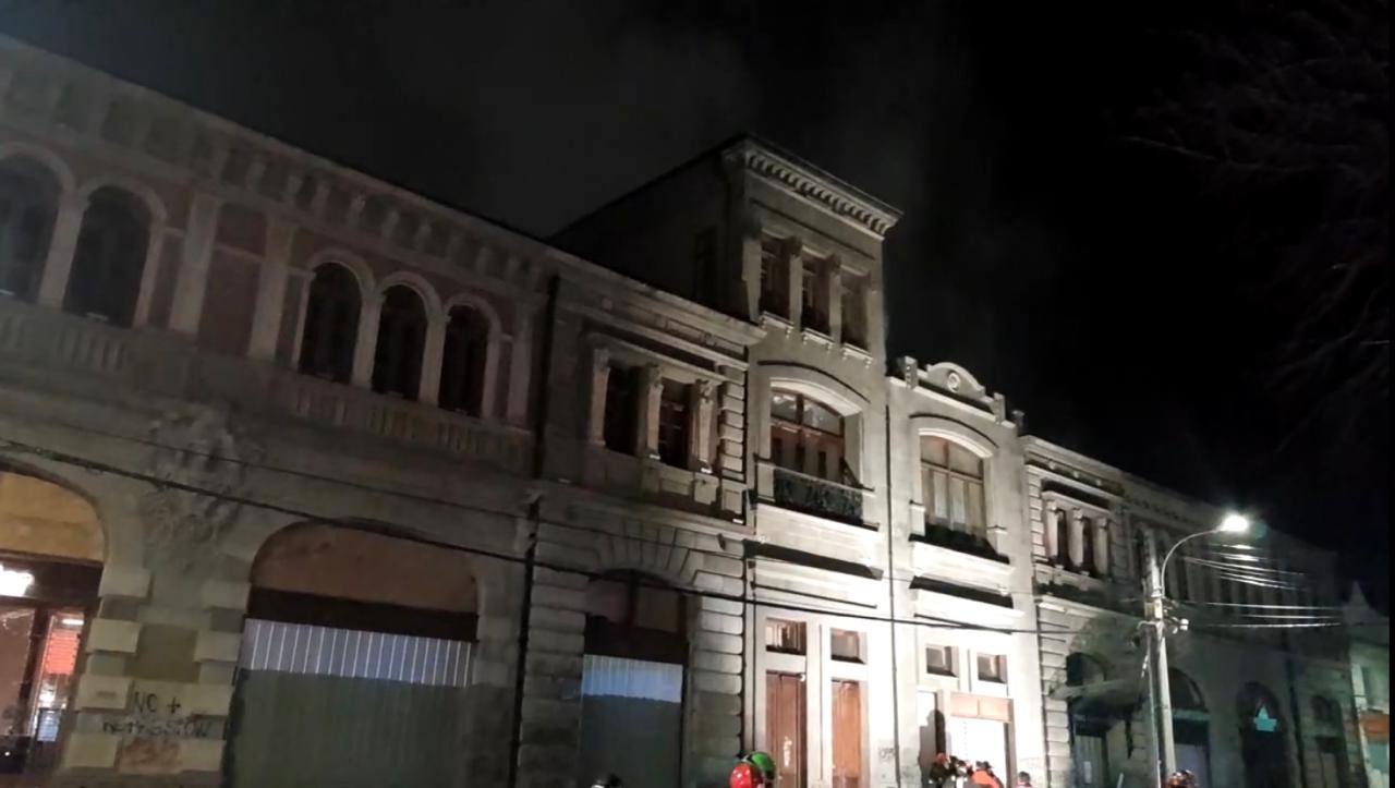 Una falla eléctrica sería la causa atribuida por Bomberos a incendio en edificio de Magallanes y Plaza Muñoz Gamero