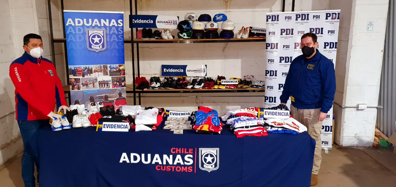 Aduanas y PDI incautan zapatillas y ropa deportiva falsificada avaluada en más de $ 24,7 millones, en local comercial del centro de Punta Arenas
