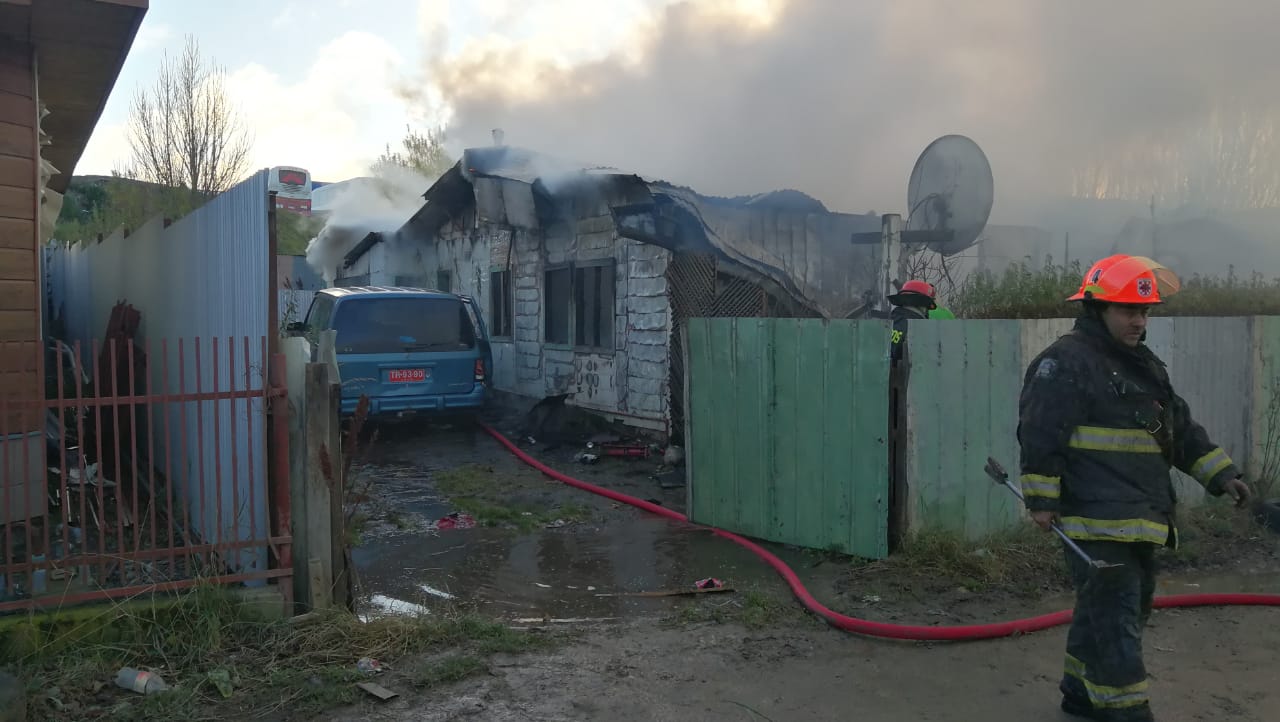 Incendio en sector Río Seco al norte de Punta Arenas, destruyó completamente una vivienda de material ligero: 3 personas damnificadas