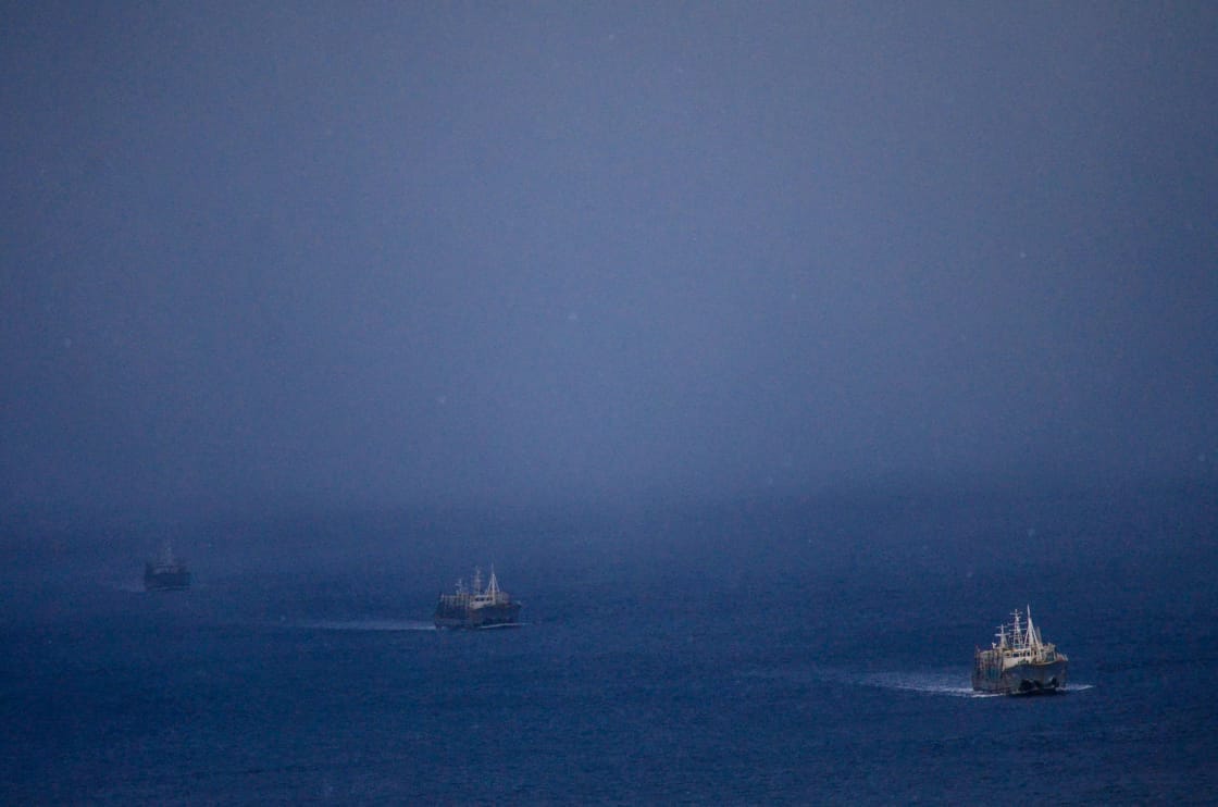 Buques de la III Zona Naval fiscalizan naves pesqueras y operaciones marítimas en el Estrecho de Magallanes