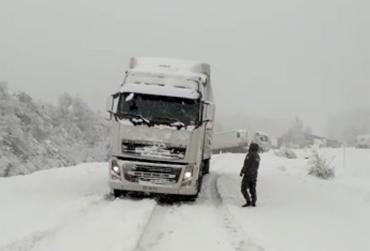 Autoridad de transporte en Magallanes llamó a los camioneros a no cruzar la frontera, para no quedar varados en el territorio argentino, tras peligrosa tormenta blanca