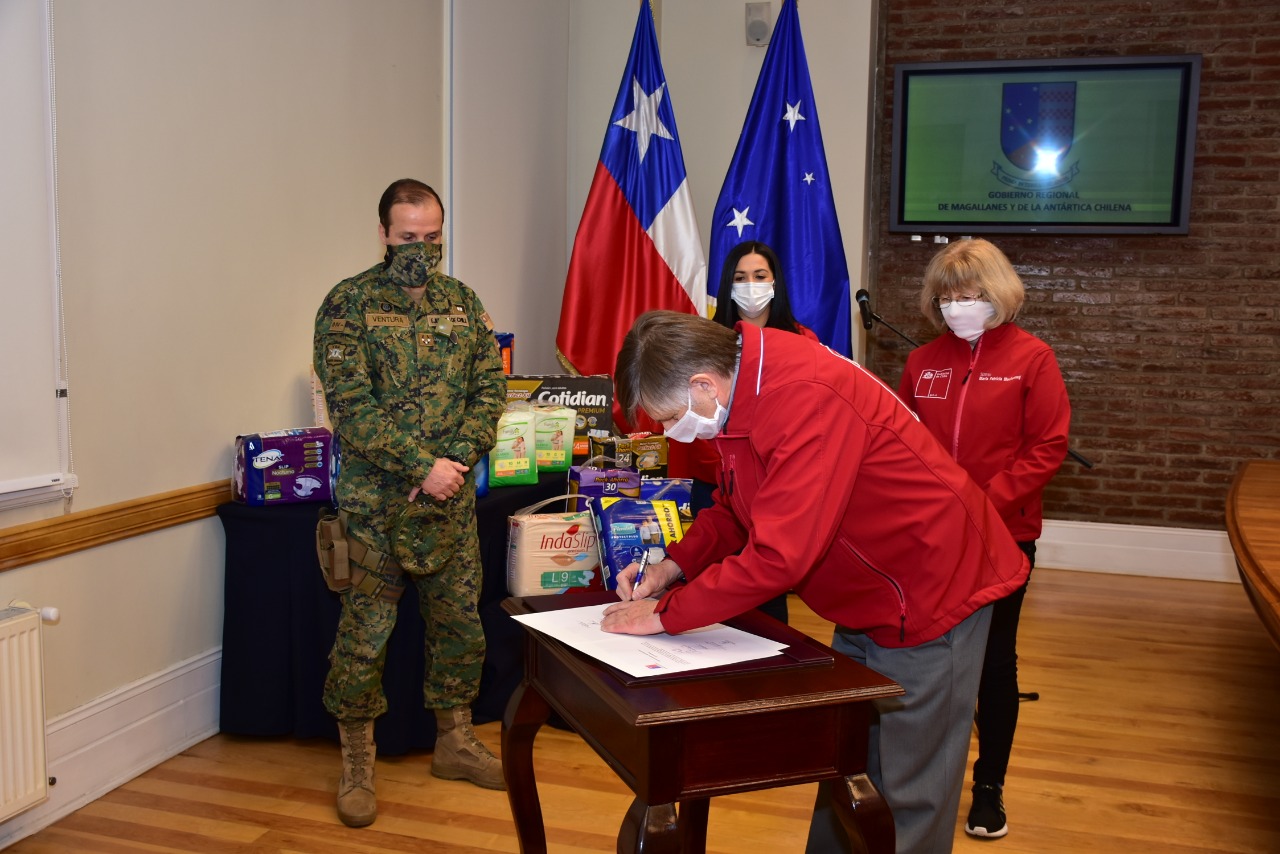 Ejército de Chile  brinda importante donación a los adultos mayores