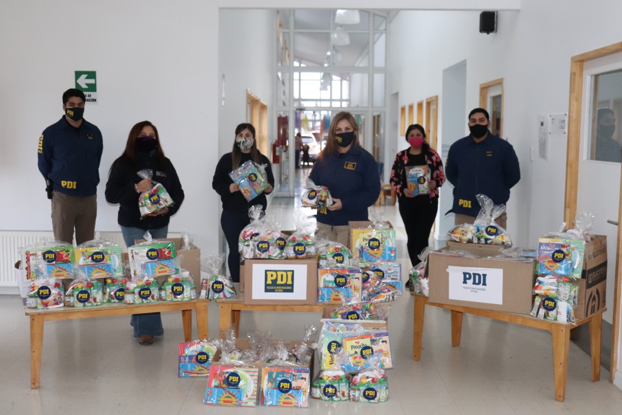 PDI Punta Arenas donó útiles escolares y colaciones a niños y niñas