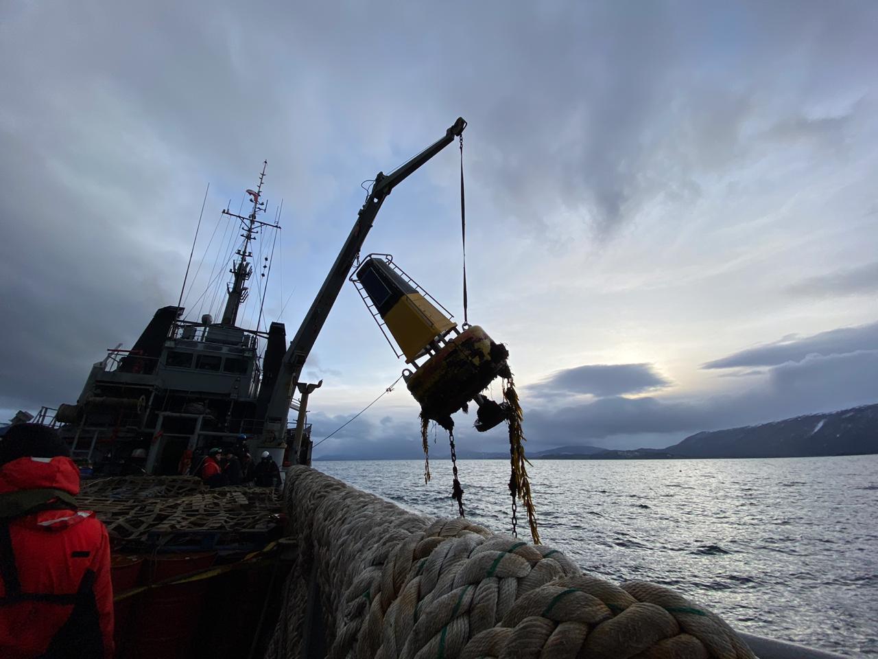 ATF 67 «Lautaro» realizó recuperación y reparación de señalización marítima en Canal Beagle