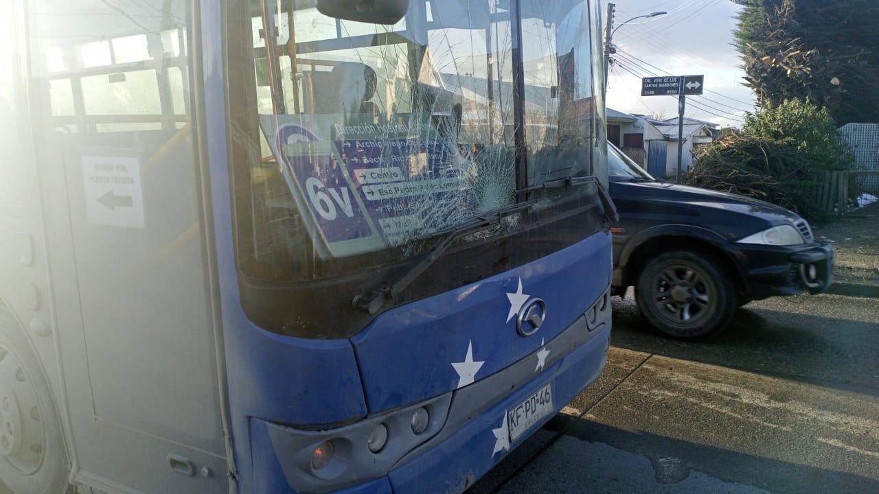 Adulto mayor sufrió graves lesiones tras ser atropellado por un bus de la locomoción colectiva en el sector norponiente de Punta Arenas