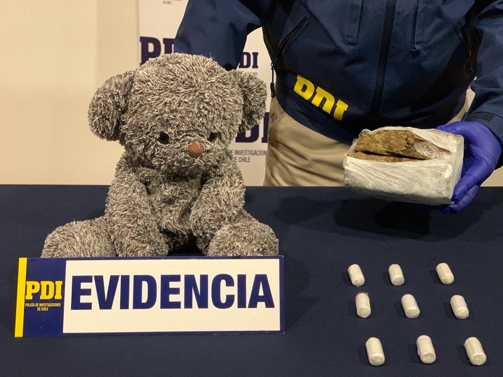 Policía de Investigaciones detuvo a sujeto que transportaba droga oculta en un oso de peluche