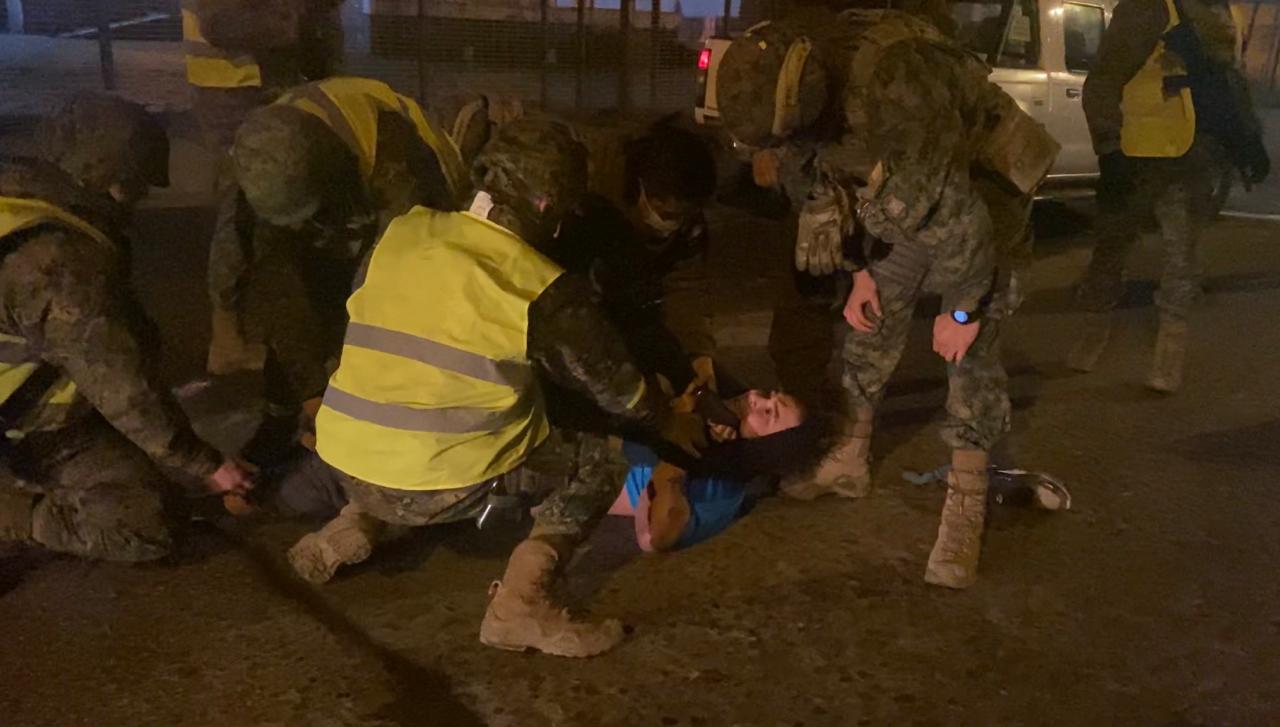 Conductor y acompañante ebrios fueron detenidos tras huir de control sanitario en pleno toque de queda en Punta Arenas