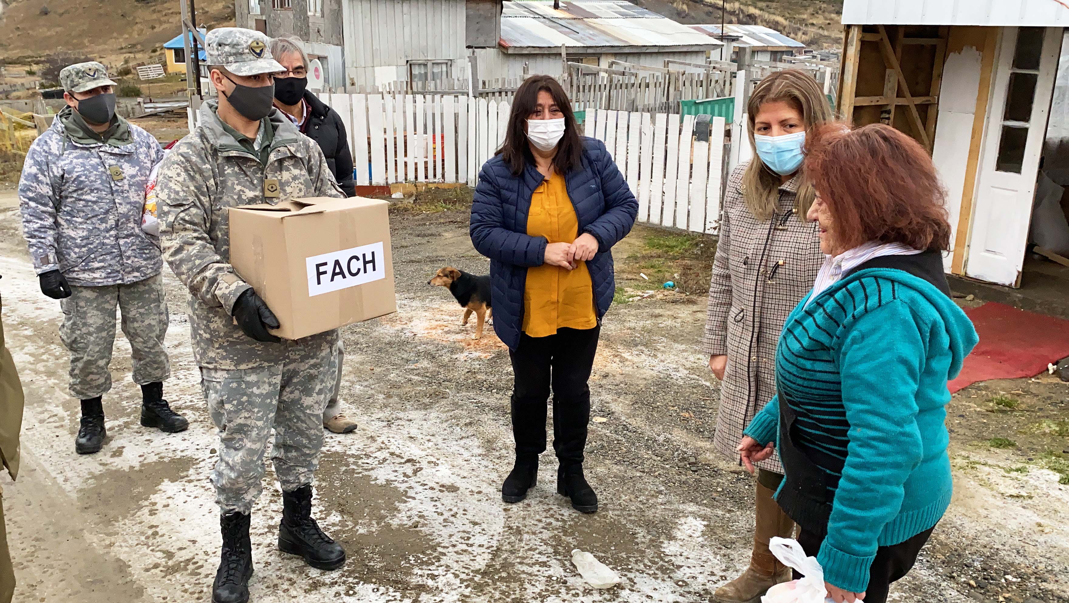 Personal FACH entregó canastas familiares en sectores rurales de Punta Arenas