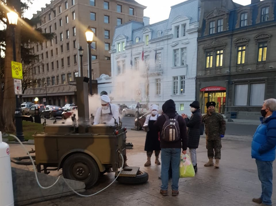 Personal del regimiento Pudeto entrega café y chocolate caliente en el centro de Punta Arenas