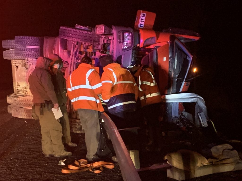 Camión de carga de empresa Nova Austral volcó esta madrugada en la ruta Porvenir Cerro Sombrero: chofer fue trasladado al Hospital Clínico de Punta Arenas