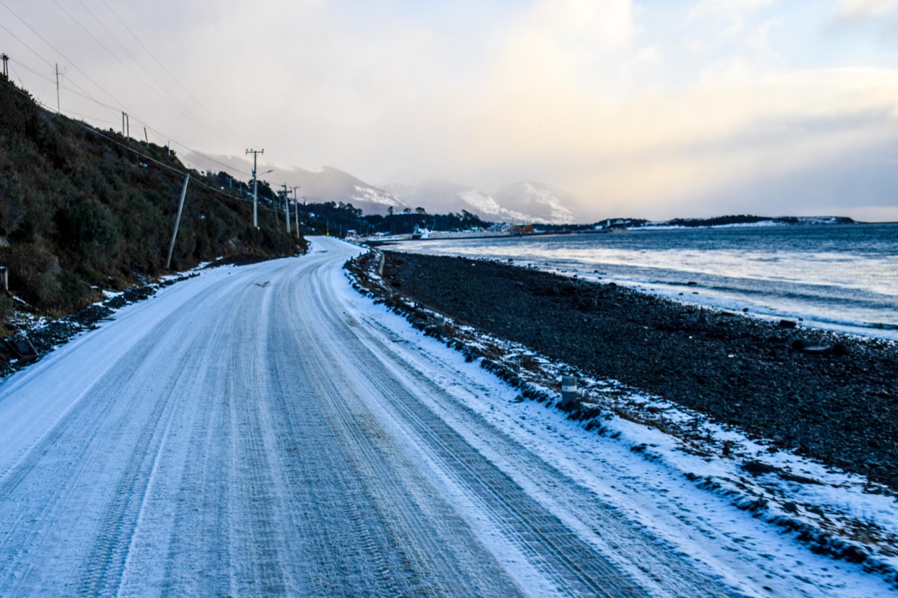 Inspeccionan estado de rutas tras labores de despeje por nevazones en Isla Navarino, provincia Antártica