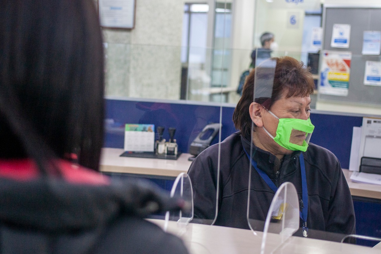 ChileAtiende recibió mascarillas inclusivas entregadas por Senadis: nuevo implemento será utilizado por los funcionarios de los centros de atención ChileAtiende en Punta Arenas, Puerto Natales, Porvenir y Cabo de Hornos