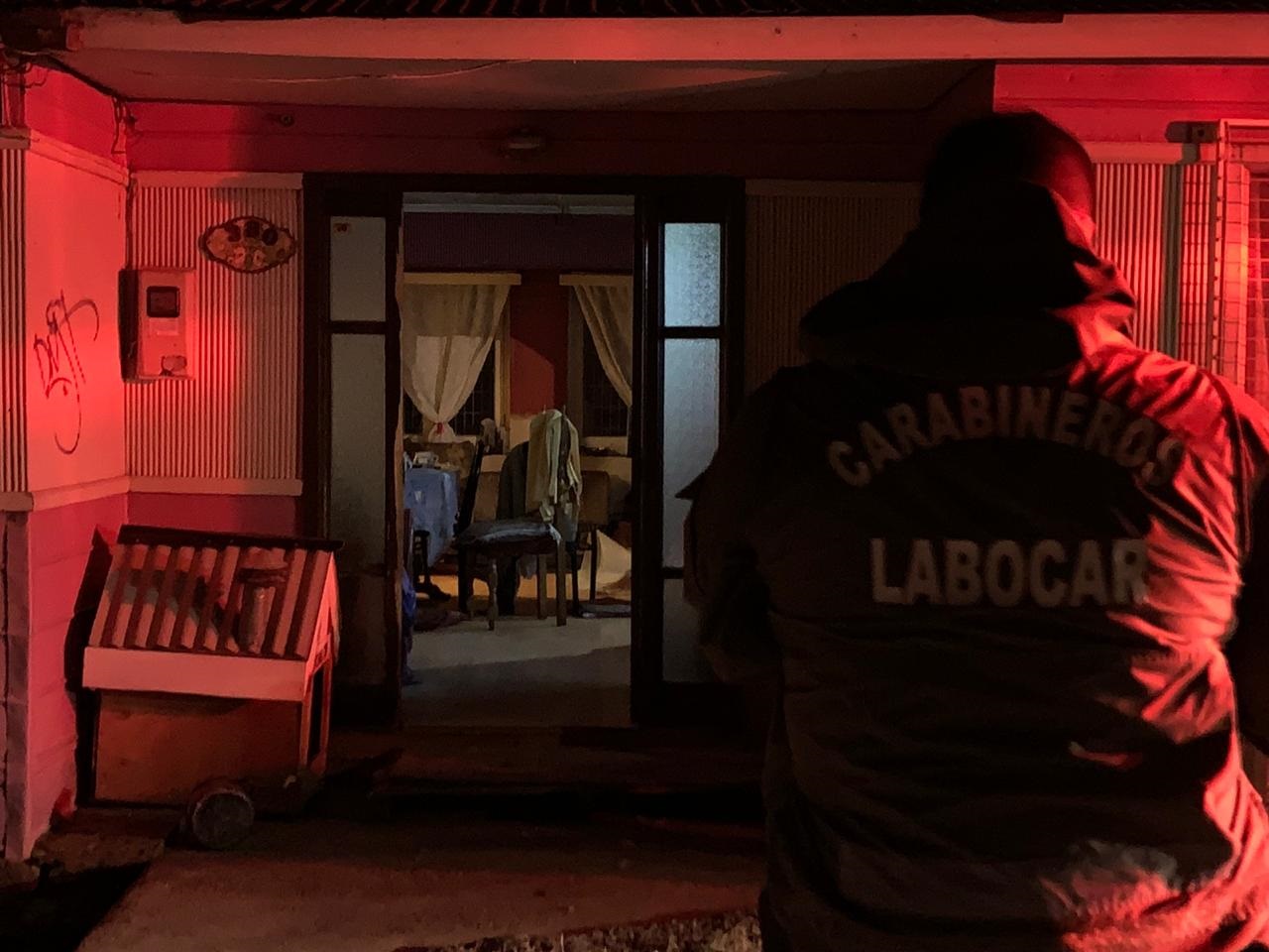 Hijo detenido por agredir con arma blanca a su madre de 50 años en Serrano al llegar a España