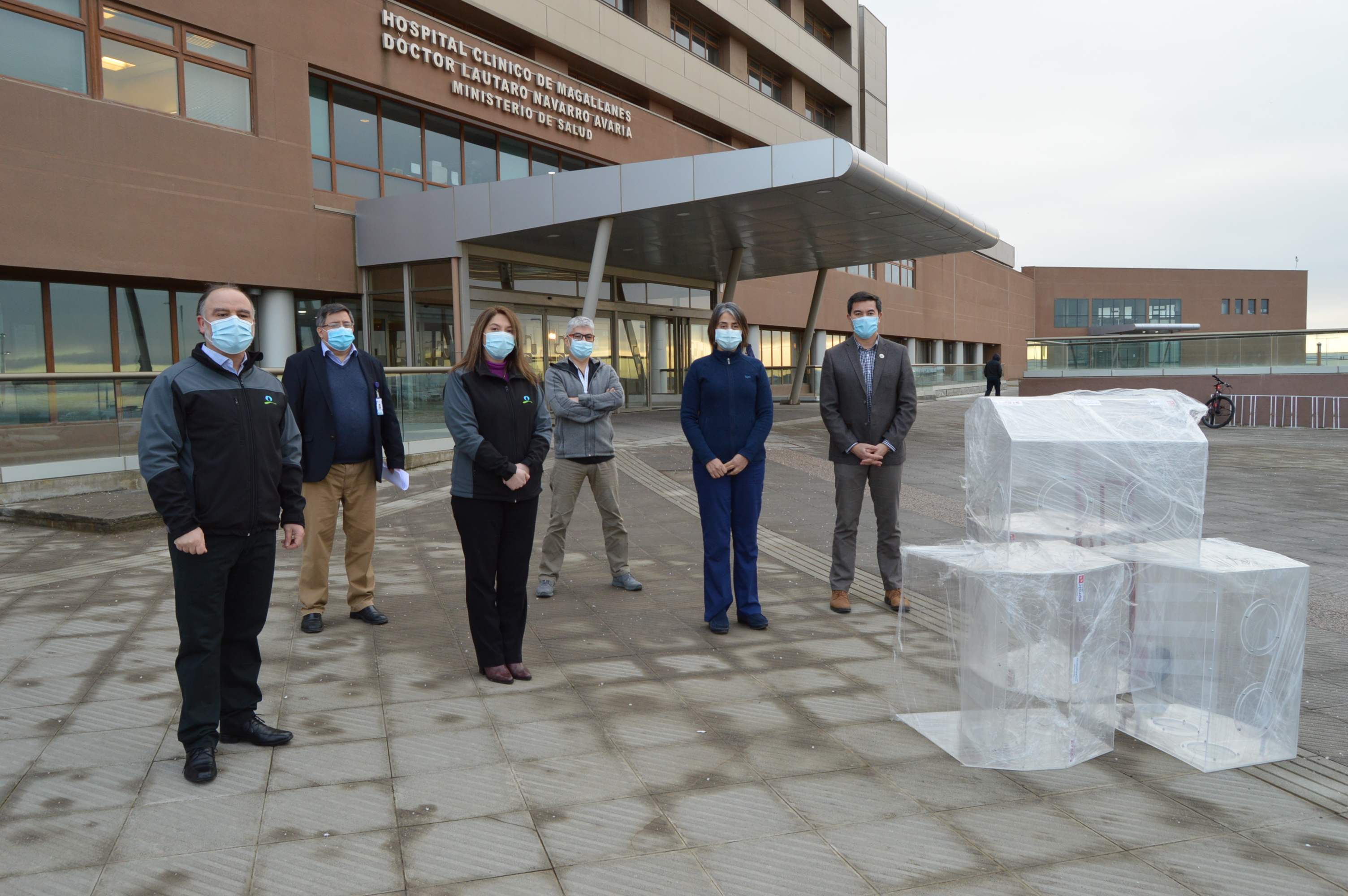 Hospital Clínico Magallanes recibe donación de cubículos para manejo de intubación segura en pacientes críticos por parte de Aguas Magallanes