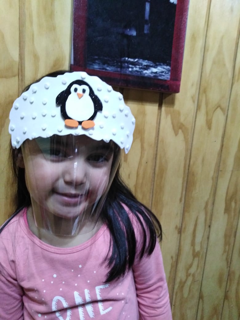 Respaldo a la comunidad:   Técnicas en educación parvularia del Jardín Infantil “Colores del Viento” de Punta Arenas elaboran escudos faciales para los niños
