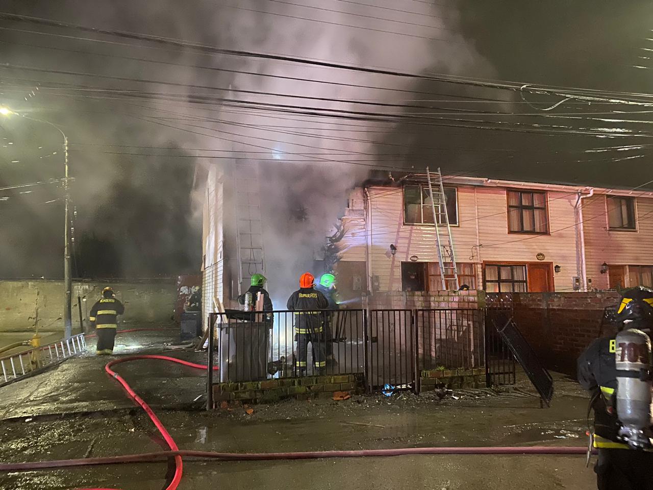 Incendio en vivienda de dos niveles en prolongación Capitán Guillermos se produce esta noche